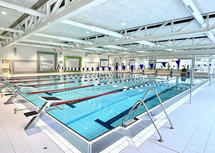 Blick aufs Schwimmerbecken mit Startblöcken