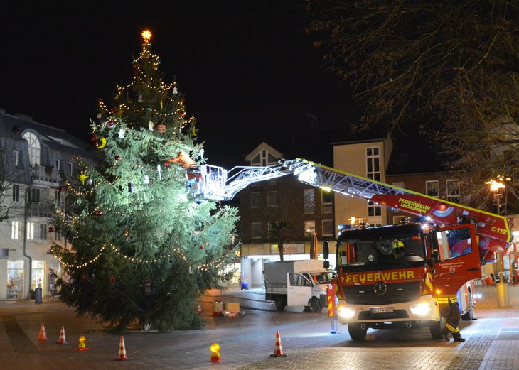 Link: Weihnachtsbäume schmücken zum ersten Advent die Marktplätze