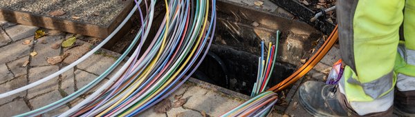 Infrastrukturmaßnahme Verlegung von Glasfaserleitungen für das schnelle Internet Symbolbild Glasfaser