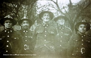 Leichlingens Besatzer 1919: Neuseeländische Soldaten - erst als „Menschenfresser“ gefürchtet, dann bei den Kindern beliebt (Quelle: Bildarchiv StA Leichlingen, BA-B1-160, Sammlung Völker).