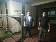 Hoffmann und Schmidt stehen vor der Rollblockanlage, neben ihnen ein circa 1, 40 Meter großes Gebläse.