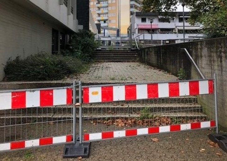 Link: Seitliche Rathaustreppe wird instand gesetzt