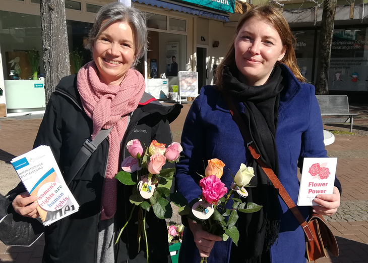Link: Link: Weltfrauentag – Gleichstellungsbeauftragte verteilt Rosen und Flyer auf dem Marktplatz