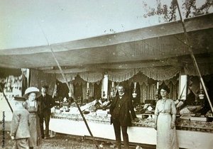 Der im Bergischen als „Moppebud“ bekannte Kirmesverkauf von August Büchel, um 1910 – hier verkauften Emma und August Büchel ihre als „Möppken“ bekannten, mit Zuckerguss bunt glasierten Lebkuchen (Bild: Stadtarchiv Leichlingen, Sammlung Völke