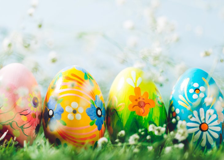Decorative eggs on green grass.