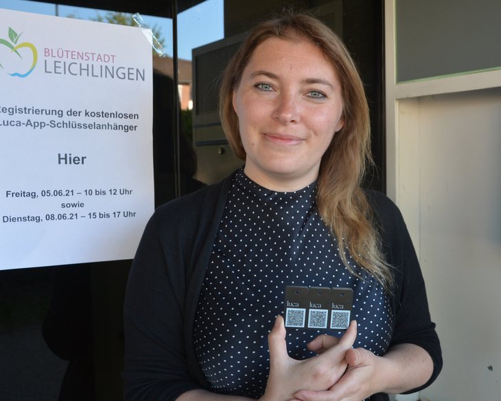 Wirtschaftsförderin Myrjam Passing hält die Schlüsselanhänger in die Kamera.