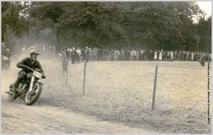 Was hat der rätselhafte Turm hinter der „neuen“ Ortsschule auf der Kirchstraße im Jahr 1912 zu bedeuten? (Quelle: StA Leichlingen, Bildarchiv).