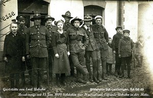 Neuseeländische Besatzungstruppe in Bergisch Neukirchen (Repro) vor der Gaststätte von Emil Urbahn - Besatzungszeit 15. Januar 1919 (Bildarchiv StA Leichlingen, BA-B6-49, Provenienz Bara).