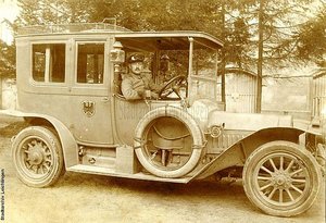 Mit seinem modernen Automobil ist der Drogerist und Kraftstoffhändler Carl Dahlhaus einer der Pioniere der örtlichen Automobilgeschichte (hier um 1909), denn erst 1908 wird in Leichlingen das erste Automobil zugelassen. (Quelle: Stadtarchiv Leichlingen,