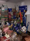 Materiallager - feuchtes  buntes Druckerpapier stapelt  sich auf dem Boden, alles ist dreckig