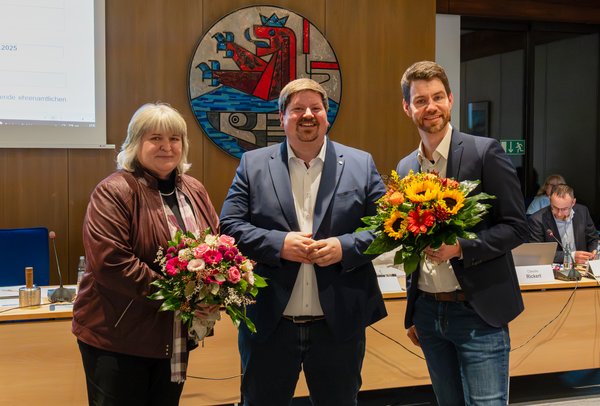 Foto von Silvia Pallenberg (1. Stellvertretende Bürgermeisterin), Bürgermeister Maurice Winter und Tobias Rottwinkel (2. Stellvertretender Bürgermeister)