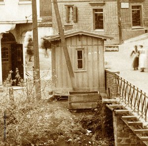 Das Brückenhäuschen an der alten Wupperbrücke im Jahre 1910 – das Schild des Häuschens macht deutlich: „Brückengeldempfang“. Bis in die Gegenwart hat das Häuschen - zwischenzeitlich als Hühnerstall genutzt - in der Wietsche überdauert. Quell