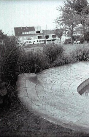 Leerer Sockel im Stadtpark im Sommer 1969: Diebe stahlen die Reiher-Statuen im Leichlinger Stadtpark (Quelle: Stadtarchiv Leichlingen, Bestand: Seibel, 52107-1348)
