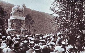 Im Beisein mehrerer hundert Gäste wird der bekannte, am Hang gegenüber dem Obenrüdener Kotten gelegene Rüdenstein 1927 enthüllt und als Denkmal offiziell eingeweiht. Quelle: Stadtarchiv Leichlingen, Bildarchiv.