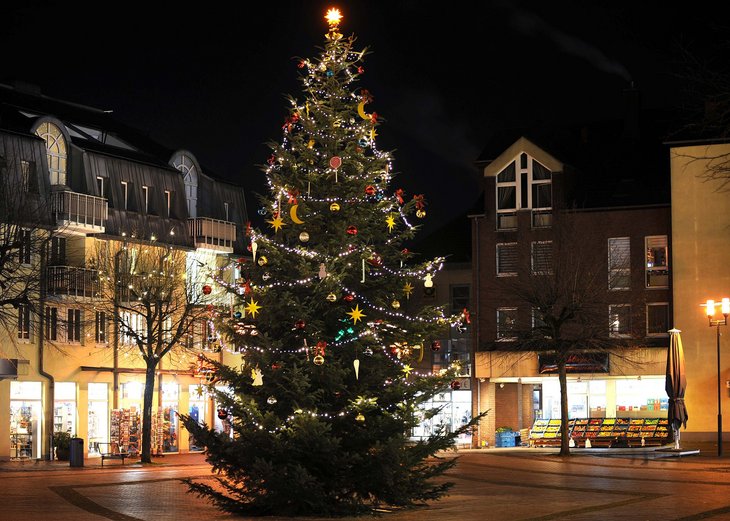 Link:  Es weihnachtet sehr – Weihnachtsbäume schmücken Marktplätze