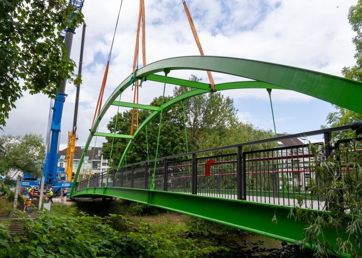 Henley-Brücke wurde erfolgreich eingehoben
