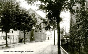 Der rätselhafte Turm hinter der „neuen“ Ortsschule auf der Kirchstraße im Jahr 1912: ein Transformatorenturm der "Bergischen Electricitätswerke" (Quelle: StA Leichlingen, Bildarchiv).