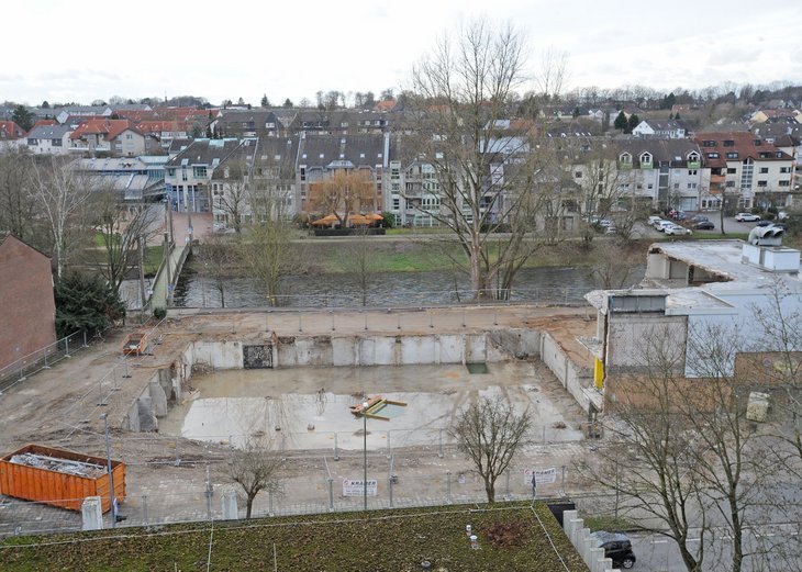 LinkBauarbeiten Wupper-Areal – zwei Pappeln für neuen Kreisverkehr gefällt