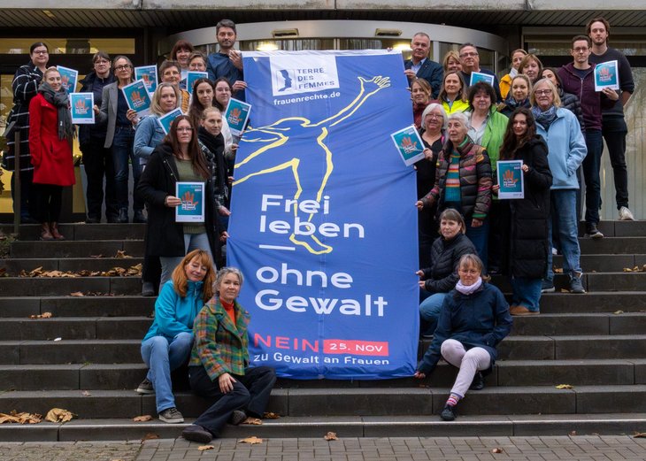 Link: Rathausmitarbeiter*innen hissen Flagge gegen Gewalt an Frauen am internationalen Aktionstag