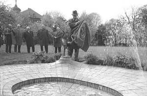 Feierliche Errichtung der Reiherplastiken im Mai 1965. Zum zweiten Mal finden die Reiher ihren Platz im Stadtpark (Quelle: Stadtarchiv Leichlingen, Bestand: P. Seibel, 56957-1475)